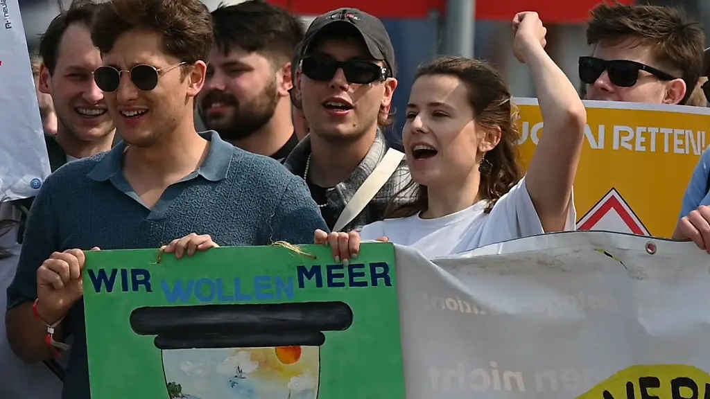 Mit-Fluessigerdgas-zerstoere-die-Bundesregierung-ihre-Zukunft-meinen-die-Demonstranten