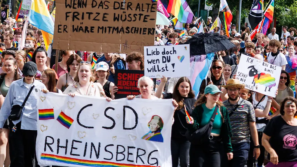 Der-CSD-in-Rheinsberg-fand-am-Samstag-bereits-zum-zweiten-Mal-statt