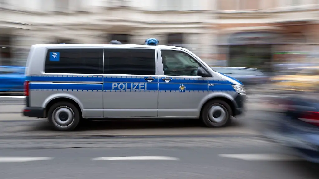 Es-gab-in-Connewitz-einen-naechtlichen-Angriff-auf-Absperrungen-und-einen-Polizeiposten