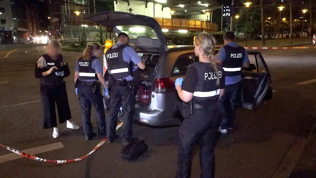 Nach-dem-Ende-der-Verfolgungsfahrt-durchsucht-die-Polizei-das-Fahrzeug