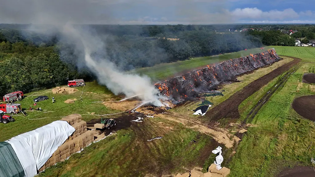 Feuerwehrleute-loeschen-einen-Brand-der-aufgrund-eines-Blitzeinschlags-entstanden-ist