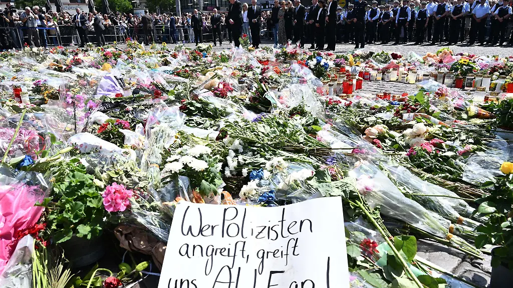 Am-Samstag-31-Mai-2025-erinnert-Mannheim-an-den-vor-einem-Jahr-getoeteten-Polizisten-Rouven-Laur-auf-dem-Marktplatz