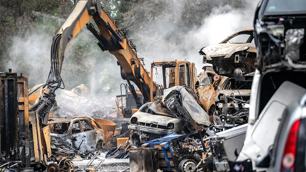 Der-Brand-auf-einem-Recyclingbetrieb-in-Hatten-ist-moeglicherweise-durch-fahrlaessige-Brandstiftung-entstanden