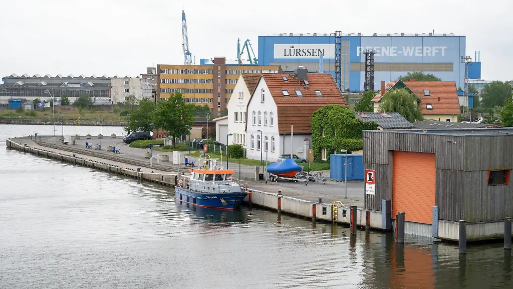 Die-Kaimauer-im-Wolgaster-Hafen