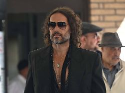 Wegen Vergewaltigung vor Gericht: Russell Brand bestreitet sämtliche Vorwürfe