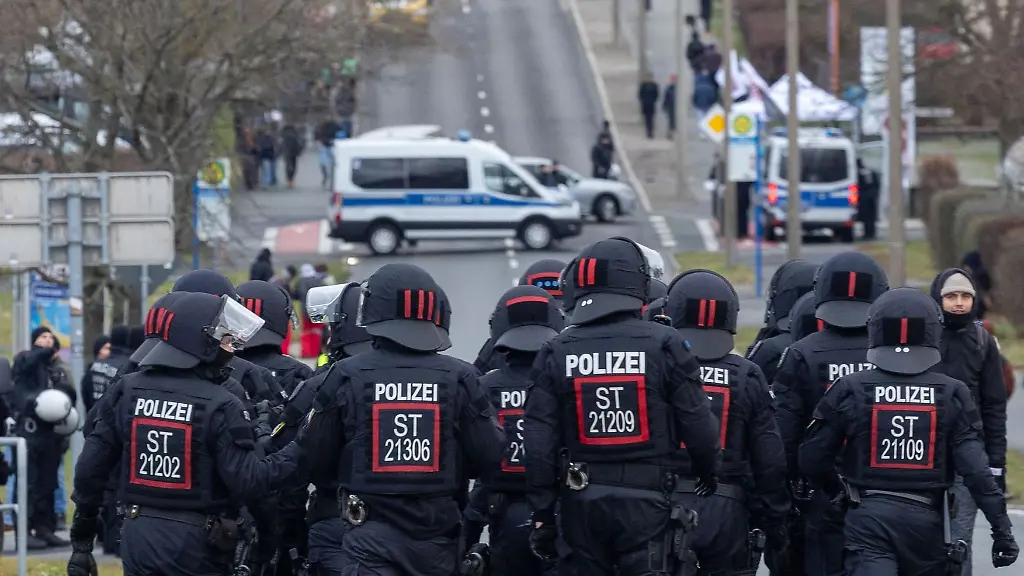 Wegen-eines-Bengalos-Wurfs-auf-Polizisten-ist-Anklage-gegen-einen-26-Jaehrigen-erhoben-worden