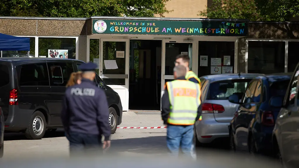 Polizisten-stehen-vor-einer-Schule-im-Berliner-Bezirk-Spandau-an-der-es-einen-Messerangriff-auf-einen-Schueler-gab