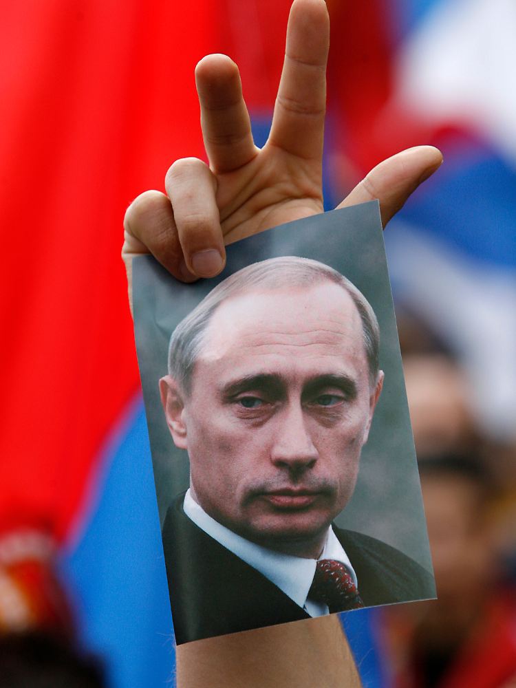 Putin hilf: Kosovo-Serbische Demonstranten halten in der geteilten Stadt Mitrovica ein Porträt den russischen Premiers hoch.