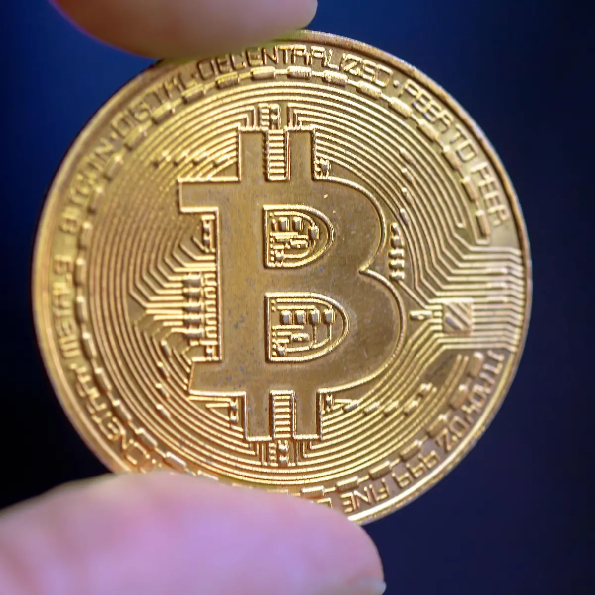 Kryptowährung wird versteigert: Straftäter schenkt Tschechien 40 Millionen  Euro in Bitcoins - ntv.de