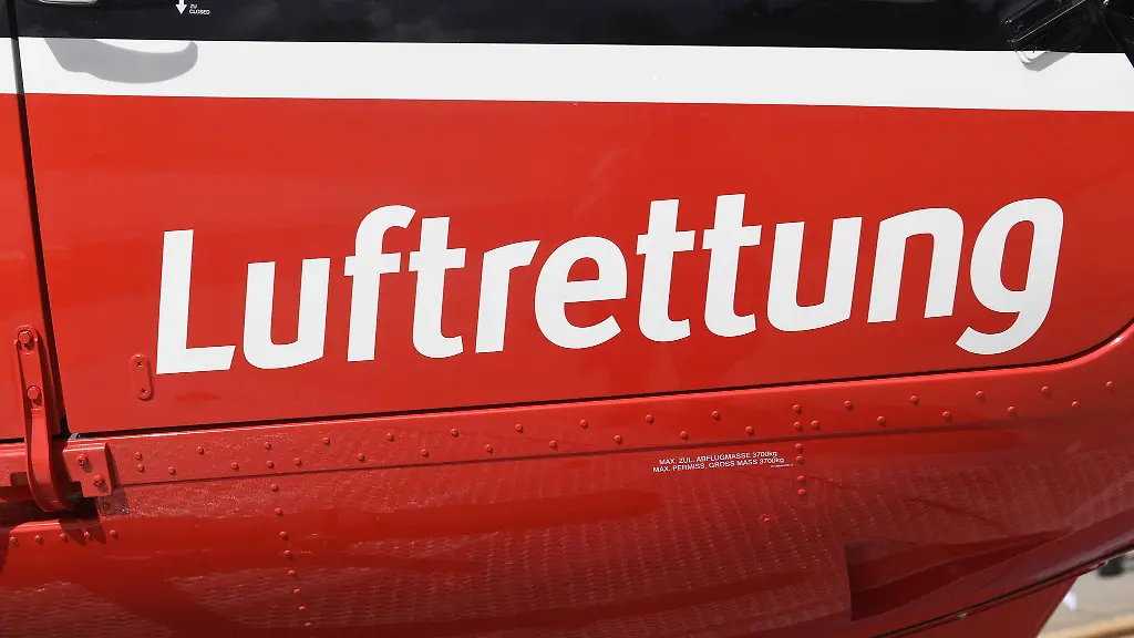 Ein-im-Landkreis-Rostock-verunglueckter-Motorradfahrer-ist-mit-einem-Rettungshubschrauber-in-eine-Klinik-geflogen-worden