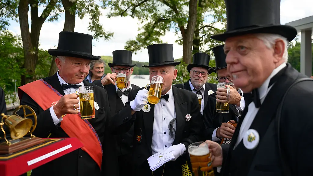 Die-Brueder-der-Herrentags-Liedertafel-trafen-sich-am-Herrentag-an-der-Talsperre-Kriebstein-alle-im-schwarzen-Anzug-mit-Zylinder