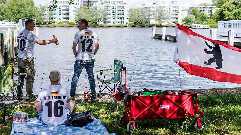 Maenner-treffen-sich-an-Christi-Himmelfahrt-im-Treptower-Park