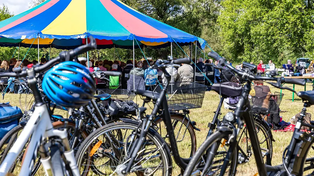 Gottesdienste-im-Freien-gehoeren-zu-Himmelfahrt-dazu-wie-hier-in-einem-Ortsteil-von-Cottbus
