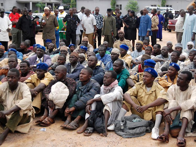Sektenmitglieder nach ihrer Verhaftung am 27. Juli in Kano.