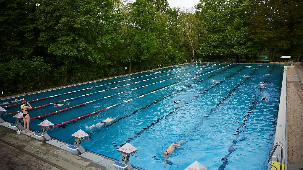 Schwimmer-ziehen-am-ersten-Tag-der-Freibadsaison-im-Prinzenbad-ihre-Bahnen