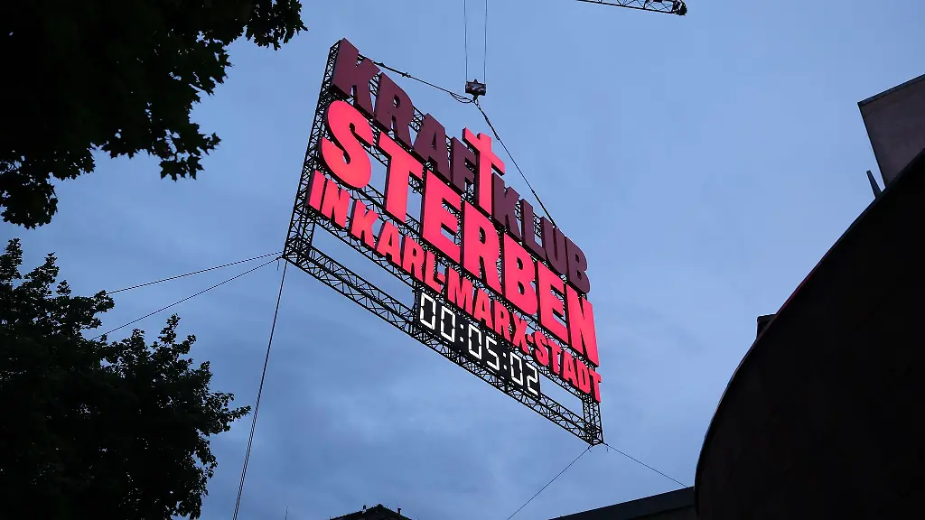 Sterben-in-Karl-Marx-Stadt-lautet-der-Titel-des-neuen-Kraftklub-Albums-In-Chemnitz-sorgte-der-Schriftzug-tagelang-fuer-Spekulationen