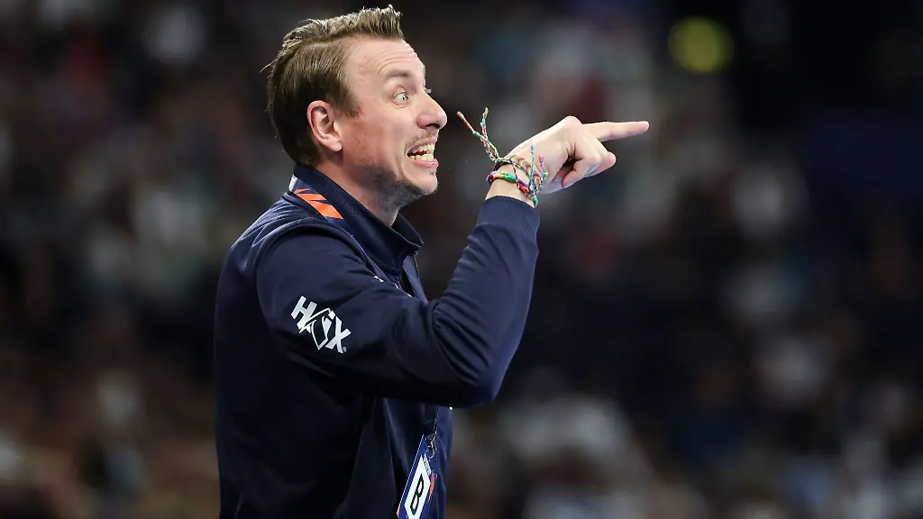 Kiels-Trainer-Filip-Jicha-reagiert-an-der-Seitenlinie