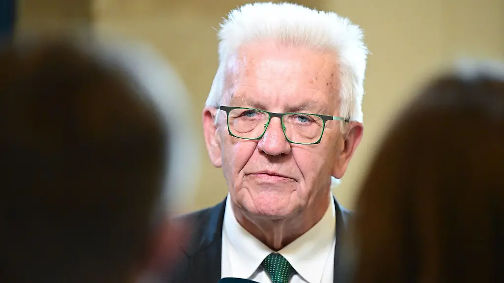 Ministerpraesident-Winfried-Kretschmann-will-dass-sich-die-Hochschulen-im-Land-an-militaerischer-Forschung-beteiligen
