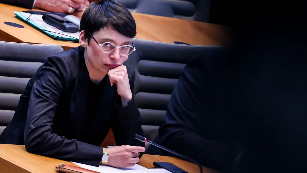 Josefine-Paul-Gruene-hat-sich-im-Landtag-erneut-zu-unterschiedlichen-Namen-zum-Tatverdaechtigen-von-Bielefeld-geaeussert
