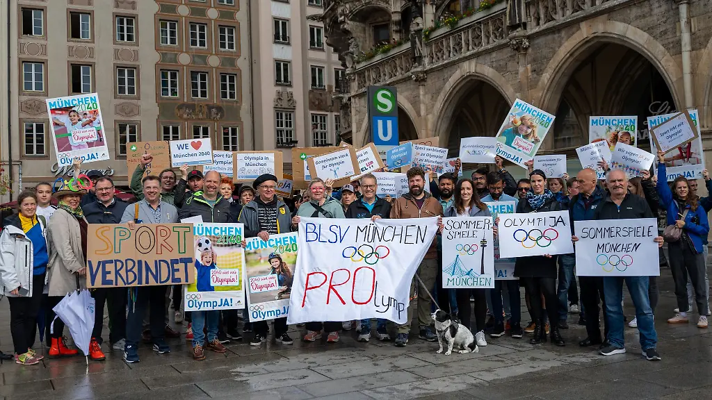 Vor-der-Abstimmung-im-Stadtrat-unterstuetzen-Demonstranten-die-Bewerbung-Sie-erhoffen-sich-zahlreiche-positive-Impulse-fuer-die-Stadt