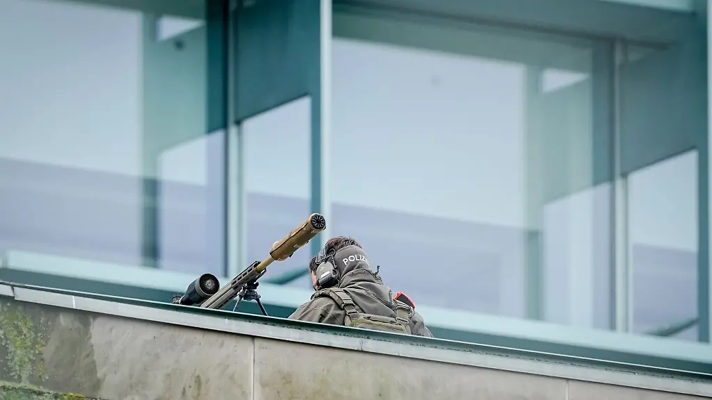 Die-Polizei-sichert-den-Besuch-des-ukrainischen-Praesidenten-Selenskyj-in-Berlin-mit-Scharfschuetzen-ab