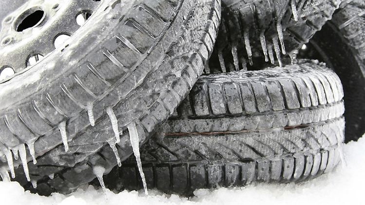 Wer sicher fahren will, setzt auf Winter- und Sommerreifen.