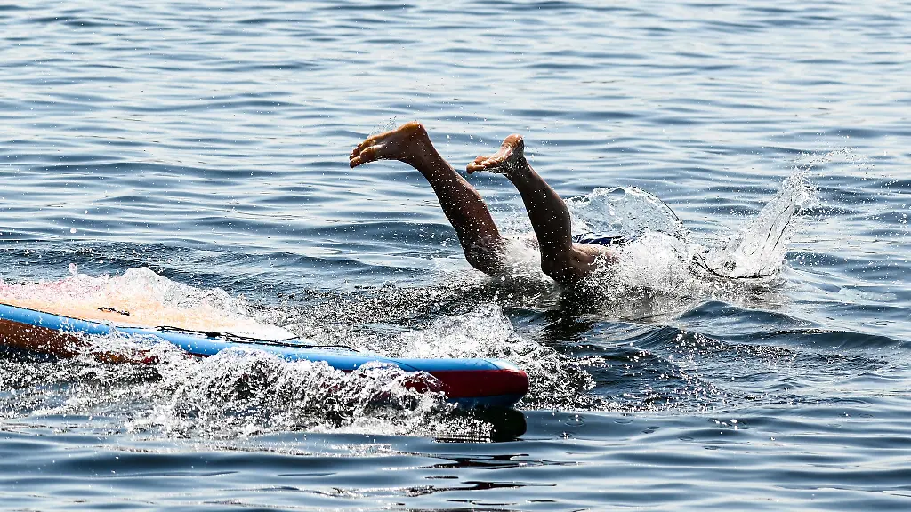 Ein-laut-Polizei-betrunkener-Mann-ist-bei-einer-Tour-mit-einem-Stand-up-Paddle-Board-SUP-in-die-Saale-gestuerzt-und-musste-gerettet-werden