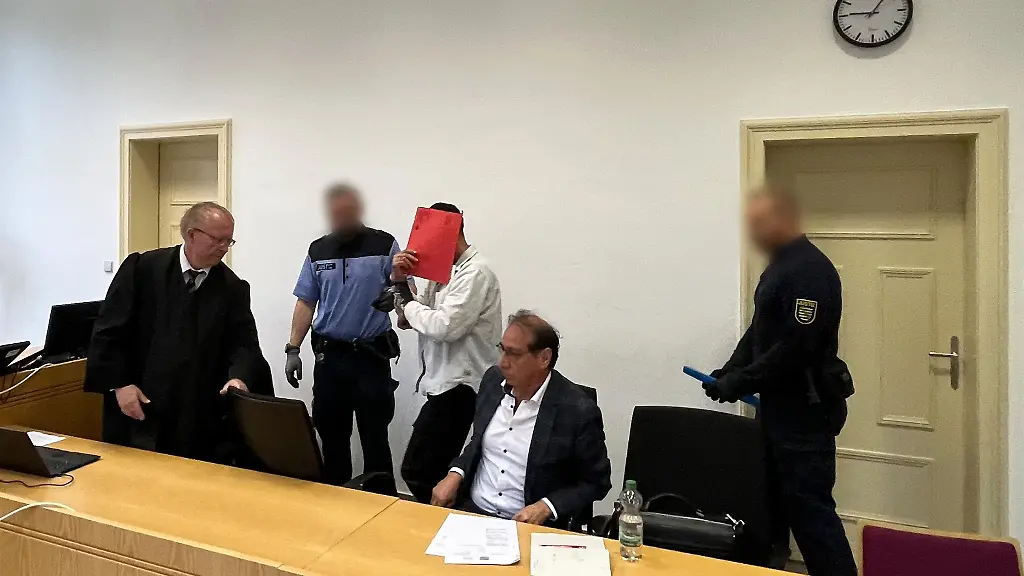 Ein-halbes-Jahr-nach-einem-toedlichen-Messerangriff-in-Chemnitz-steht-ein-42-Jaehriger-wegen-Mordes-vor-Gericht