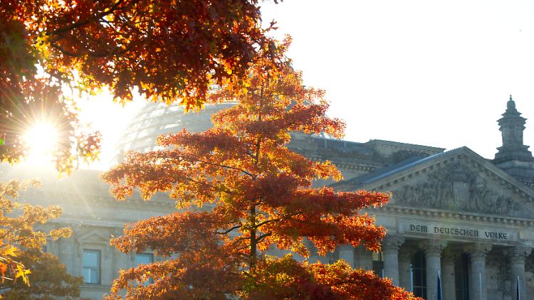 Das Reichstagsgebäude im Herbstlicht: Ort historischer Entscheidungen.