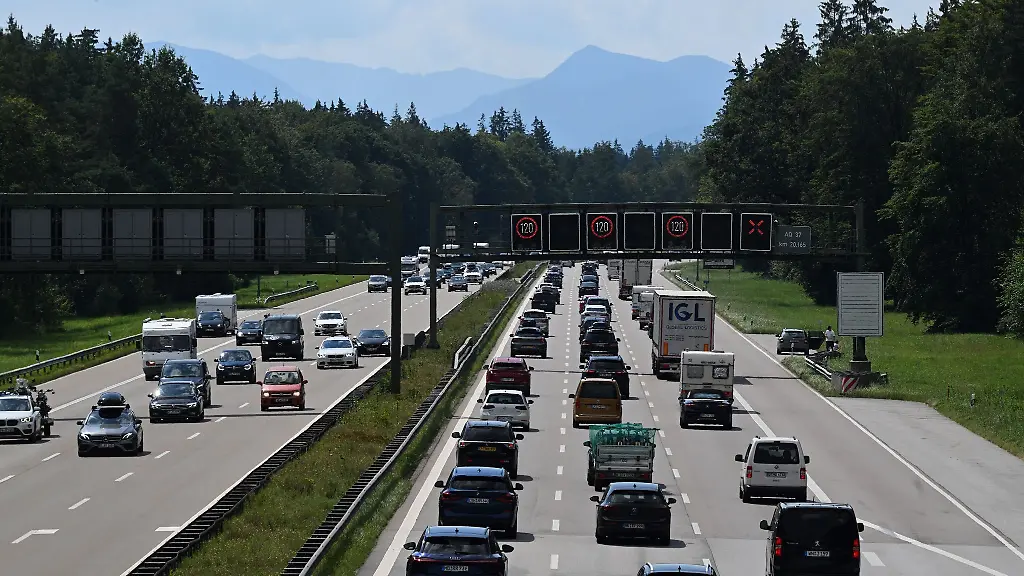 Auch-auf-den-bayerischen-Autobahnen-werden-Reisende-viel-Geduld-brauchen