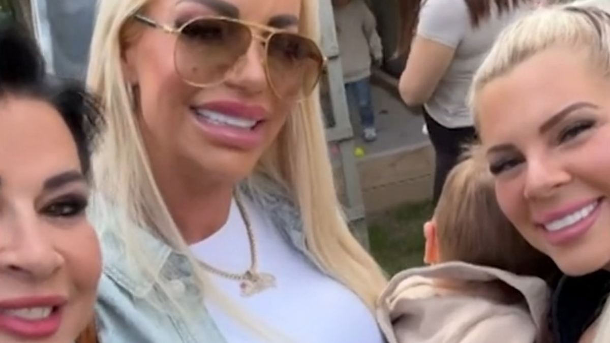 Daniela Katzenberger singt Karaoke: Iris Klein feiert sich mit Barbie ...