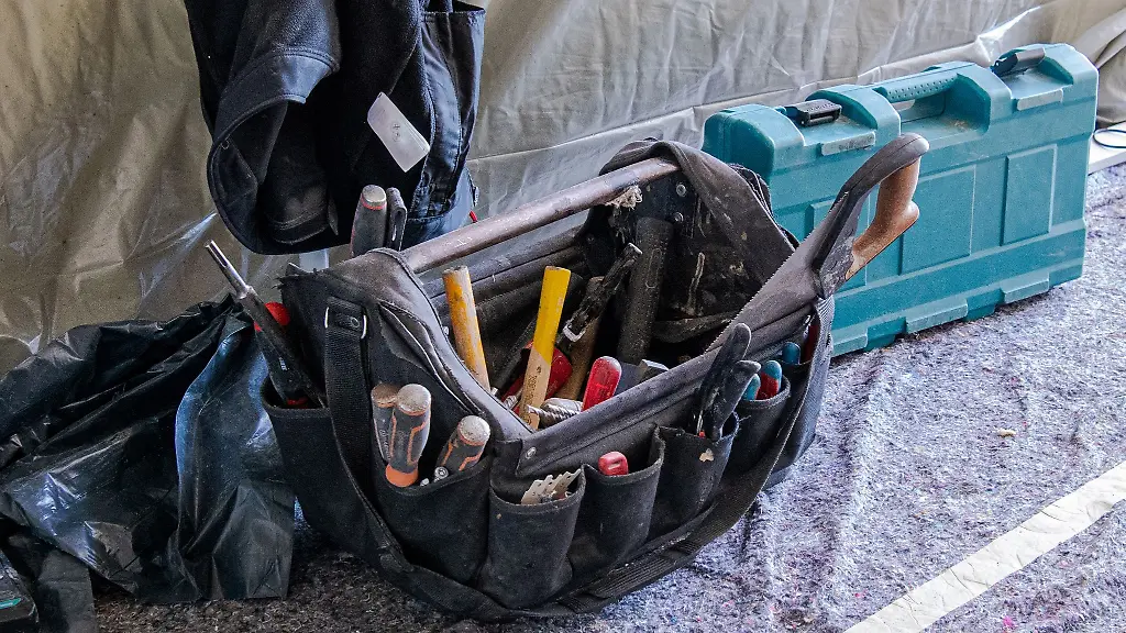 Dokumentation-ist-entscheidend-Bei-Problemen-mit-Handwerkern-sollten-alle-Arbeiten-und-Rechnungen-genau-dokumentiert-werden-um-im-Streitfall-Beweise-zu-haben