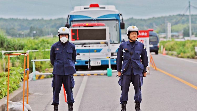 Polizisten bewachen das Gebiet im Umkreis von 20 Kilometern rund um Fukushima