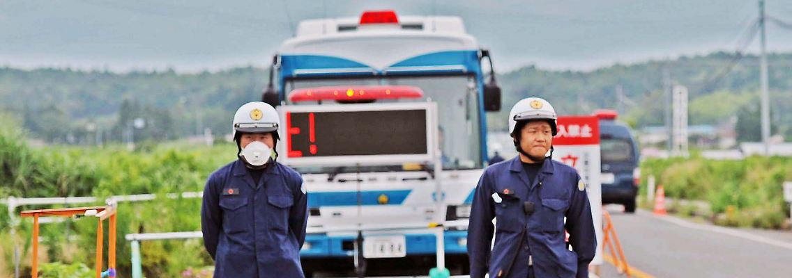 Polizisten bewachen das Gebiet im Umkreis von 20 Kilometern rund um Fukushima