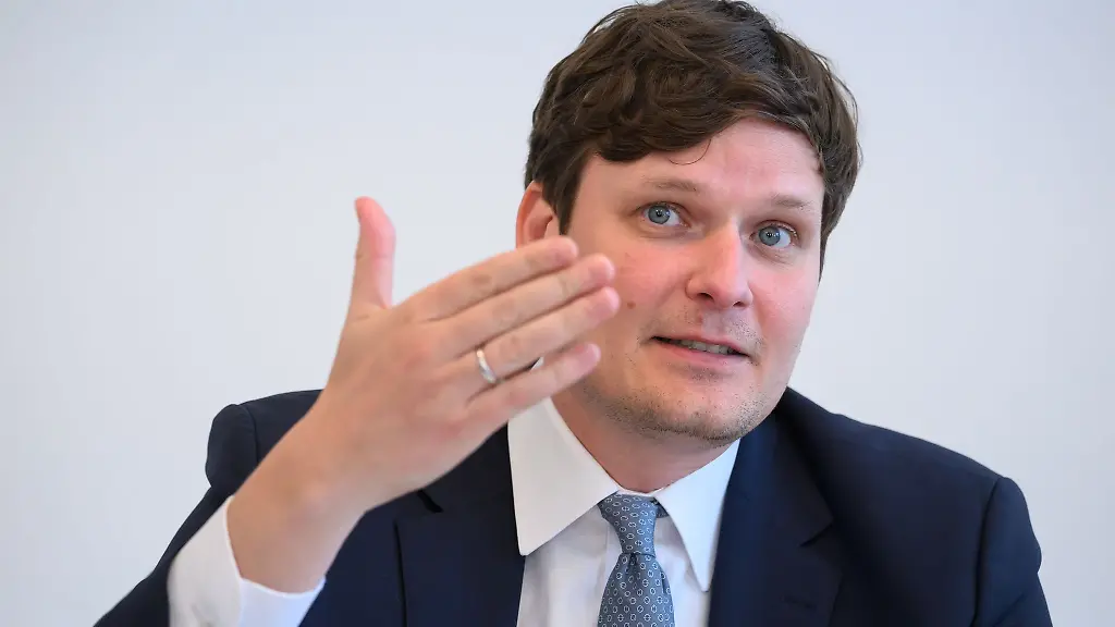 Sachsens-Kultusminister-Conrad-Clemens-haelt-an-seinem-Massnahmenpaket-zur-Unterrichtsversorgung-fest-Archivbild