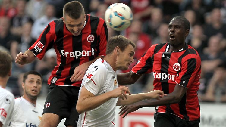 Der Frankfurter Alexander Meier (l.) köpft den Ball vorbei am Berliner Christian Stuff (M).