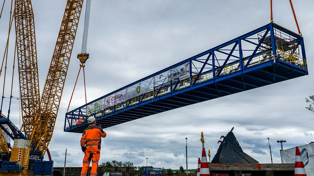 Der-Rhein-Herne-Kanal-war-fuer-das-Manoever-zeitweise-voll-gesperrt
