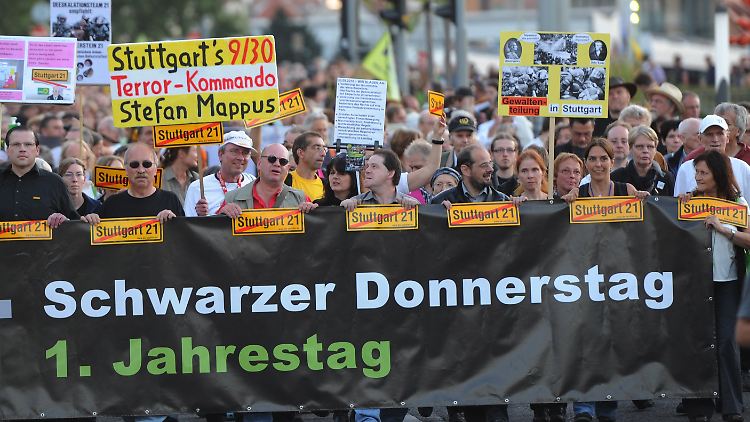 Die Gegner des Bahnprojekts Stuttgart 21 ziehen durch die Innenstadt von Stuttgart.