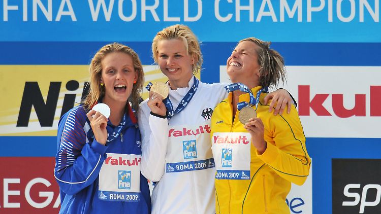 Britta Steffen zwischen Francesca Halsall (l.) und Lisbeth Trickett.