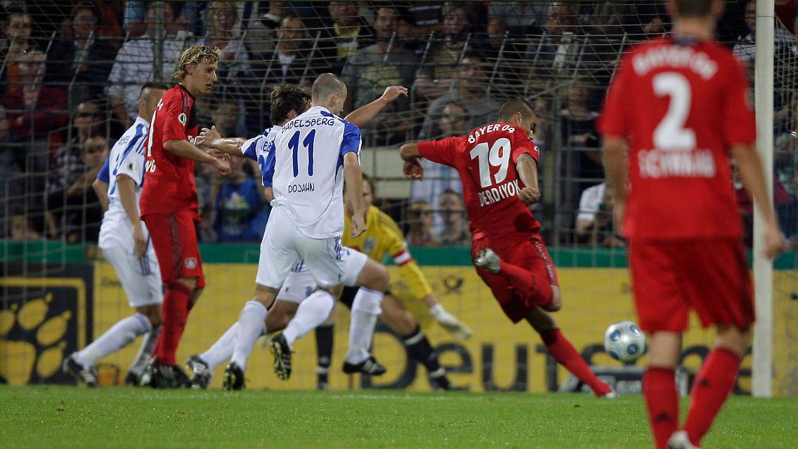 Der Leverkusener Eren Derdiyok (2.v.r.) schießt das erlösende Tor zum 1:0.