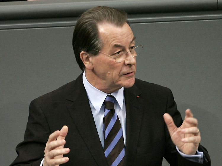 Das ist Franz Müntefering am 1. Juli 2005 im Bundestag. An diesem Tag verteidigte er die Vertrauensfrage des damaligen Kanzlers Schröder: Die Vertrauensfrage gehöre "zu den Regeln der Demokratie".
