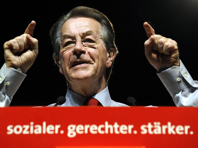 Für SPD-Chef Müntefering ist das Vorgehen von Ministerpräsident Carstensen nah an der "Beugung von Demokratie".