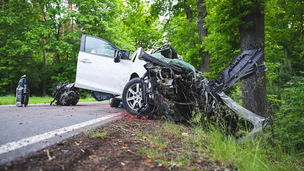 Wegen-der-Unfallaufnahme-war-die-Landstrasse-fuer-drei-Stunden-gesperrt