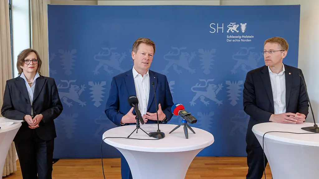 Bahnchef-Richard-Lutz-Mitte-hat-mit-Ministerpraesident-Daniel-Guenther-CDU-auch-ueber-das-Bahnwerk-Neumuenster-gesprochen