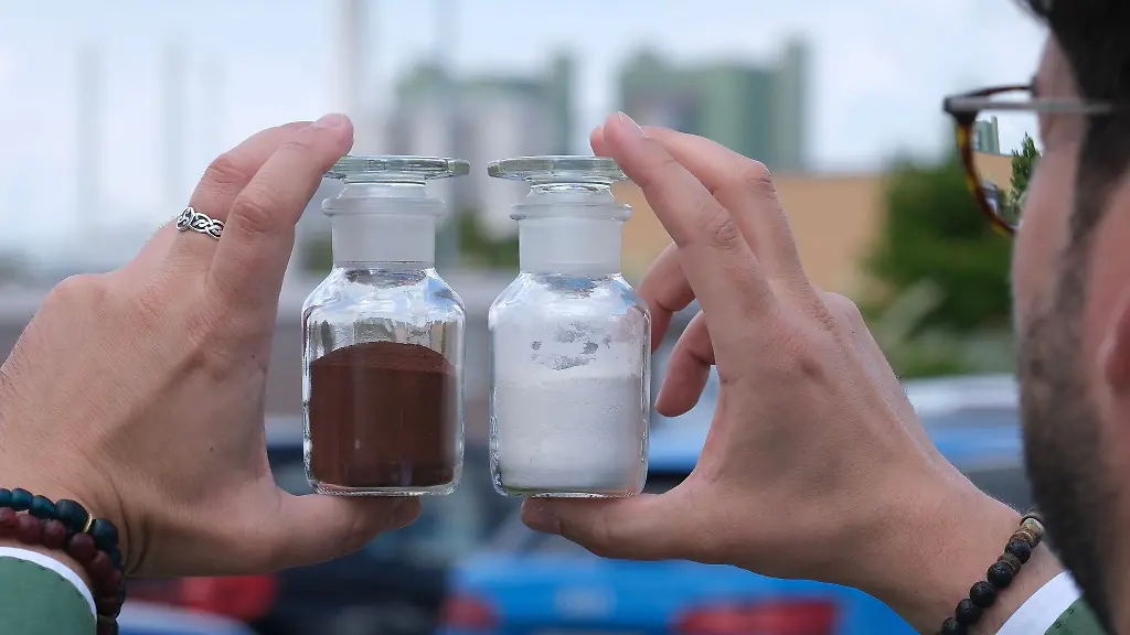 Proben-mit-Klaerschlammasche-l-und-Phosphatduenger-r-sind-in-Schkopau-zu-sehen