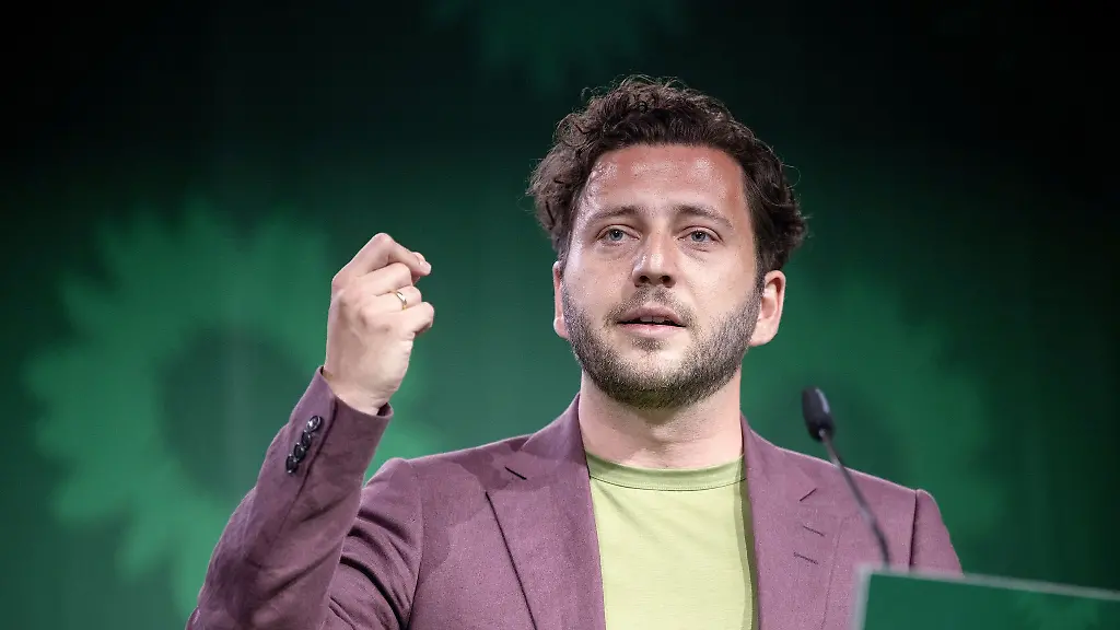 Bei-einem-Parteitag-der-Gruenen-in-Sachsen-Anhalt-sprach-sich-der-Bundesvorsitzende-der-Partei-Felix-Banaszak-erneut-fuer-ein-AfD-Verbotsverfahren-aus