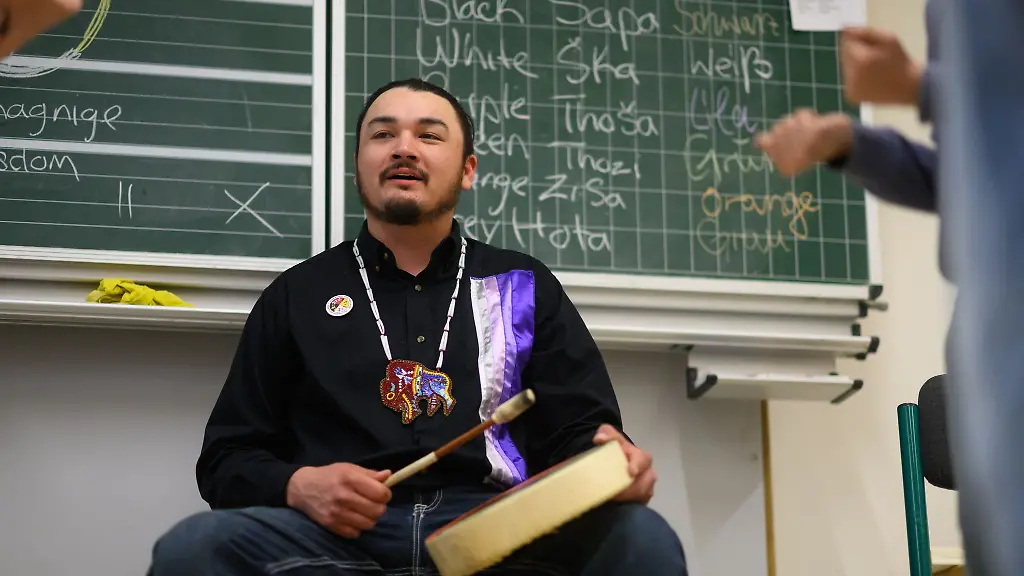 Vor-den-Karl-May-Festtagen-besucht-ein-echter-Lakota-ausgewaehlte-saechsische-Grundschulen