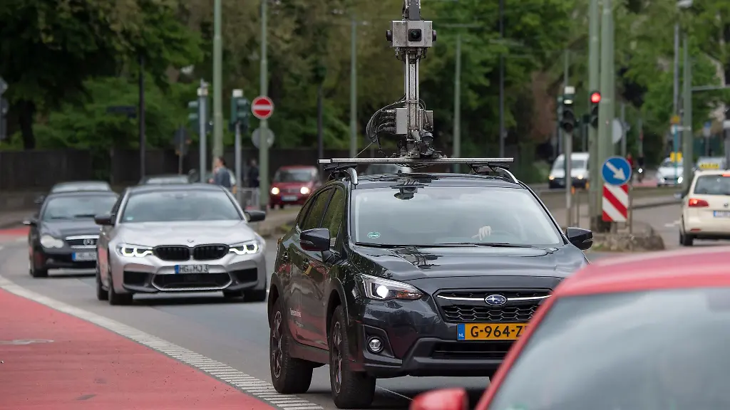 Durch-deutsche-Staedte-wie-hier-in-Frankfurt-Main-fahren-immer-mal-wieder-Fahrzeuge-mit-Kameras-um-Strassen-zu-scannen-auch-fuer-private-Angebote-wie-Google-Streetview