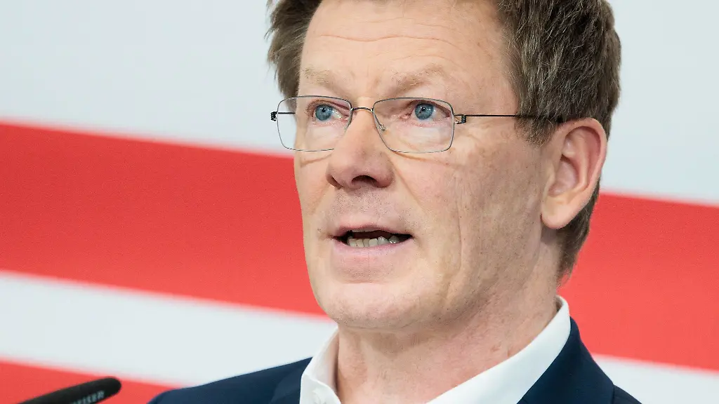 Bahnchef-Richard-Lutz-hat-nach-der-Messerattacke-am-Hamburger-Hauptbahnbahnhof-mit-Einsatzkraeften-gesprochen