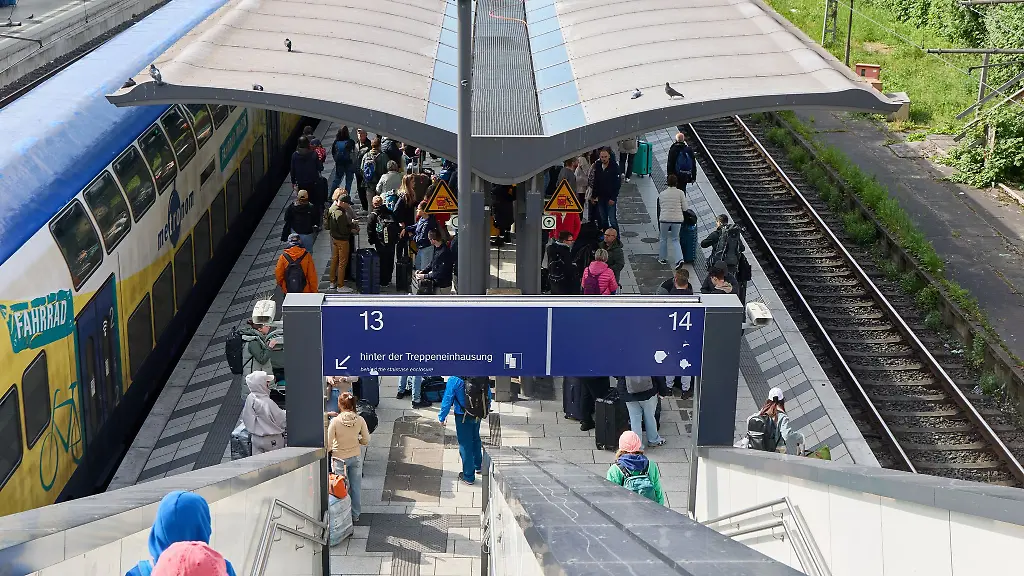 Nach-der-Messerattacke-am-Hamburger-Hauptbahnhof-wird-eine-Entlastung-des-oft-ueberfuellten-Verkehrsknotens-gefordert